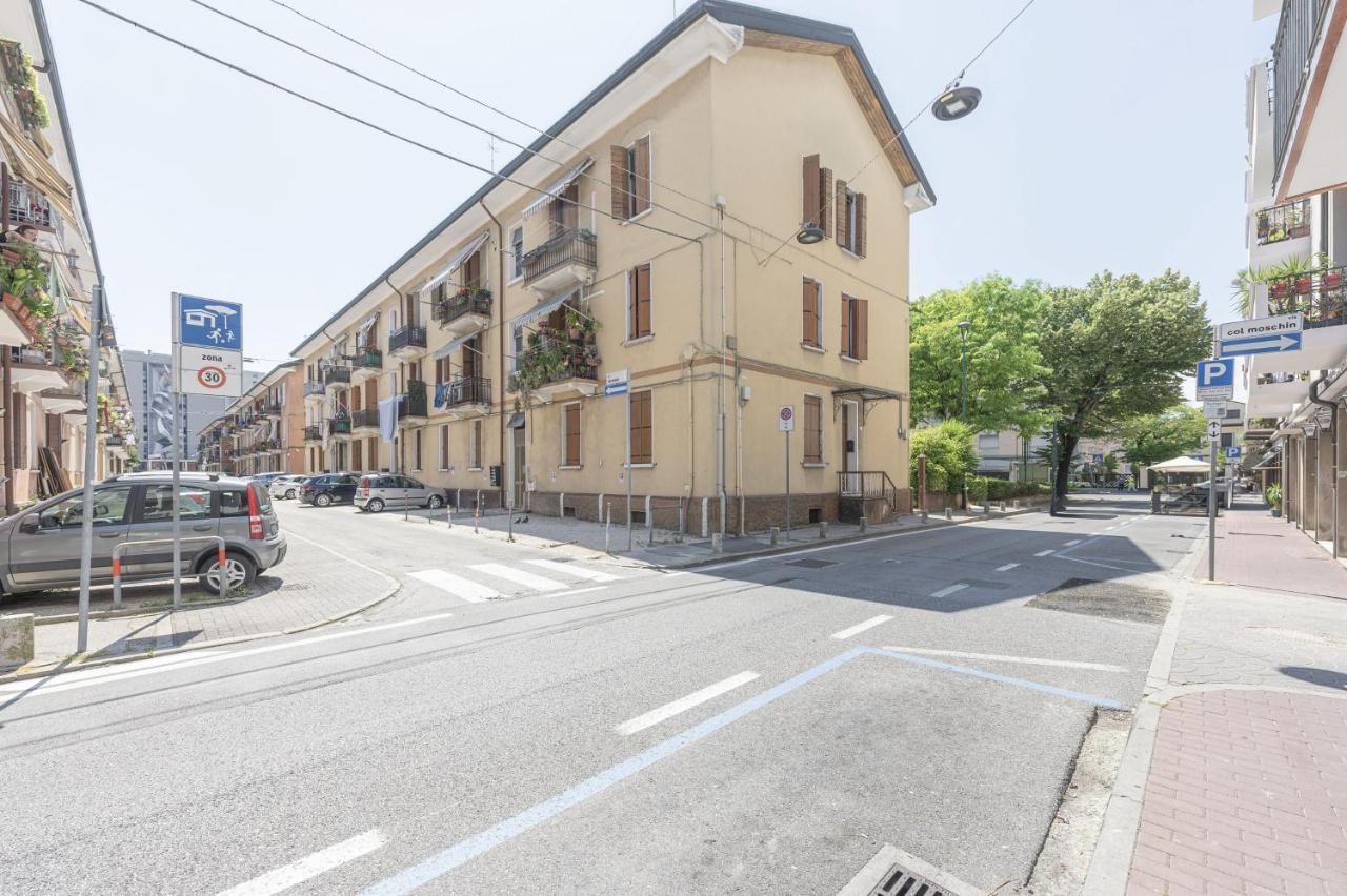 Arte E Cinema - 10 Min Da Venezia Apartment Mestre Bagian luar foto